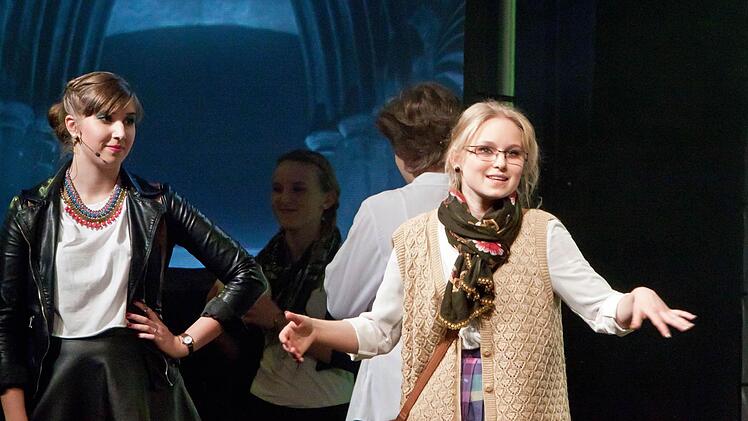 Papagena (Sarah Turhan) und Pamina (Jennifer Höhn)