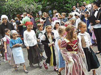 Zum Schulfest haben sich die Kinder in historisches Gewand geh&uuml;llt. Foto: Bernd Kleinert