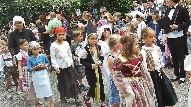 Zum Schulfest haben sich die Kinder in historisches Gewand geh&uuml;llt. Foto: Bernd Kleinert