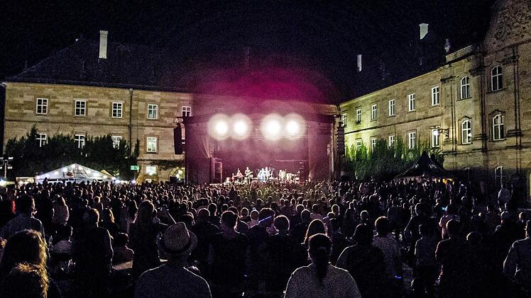 Michael Patrick Kelly zog seine Zuhörer beim Gastspiel im Rahmen des "Tambacher Sommers". Foto: Jochen Berger