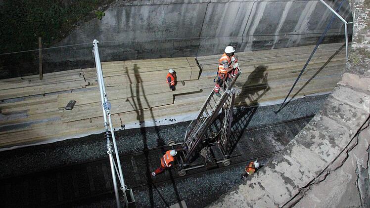Mit Hilfe einer Stehleiter auf Schienen wurde die Oberleitung abgebaut.  Foto: Friedwald Schedel