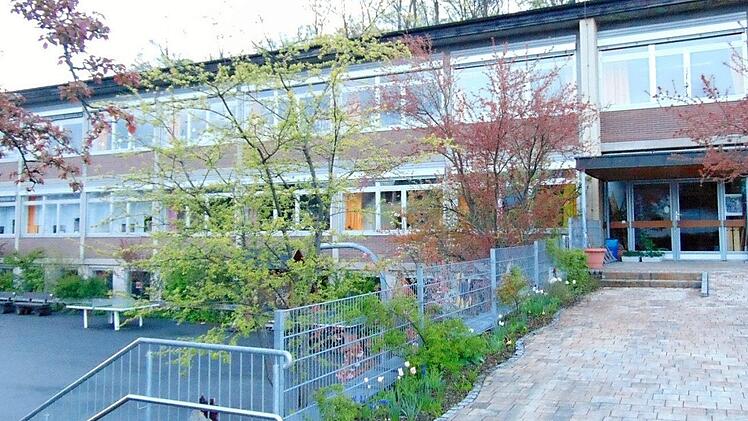 Die Grundschule von Hiltpoltstein ist Gegenstand von Gerüchten.  Foto: Petra Malbrich