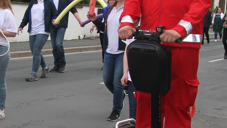 Die Wasserwacht setzte Segways ein - die bequemste Art, an einem Festzug teilzunehmen.