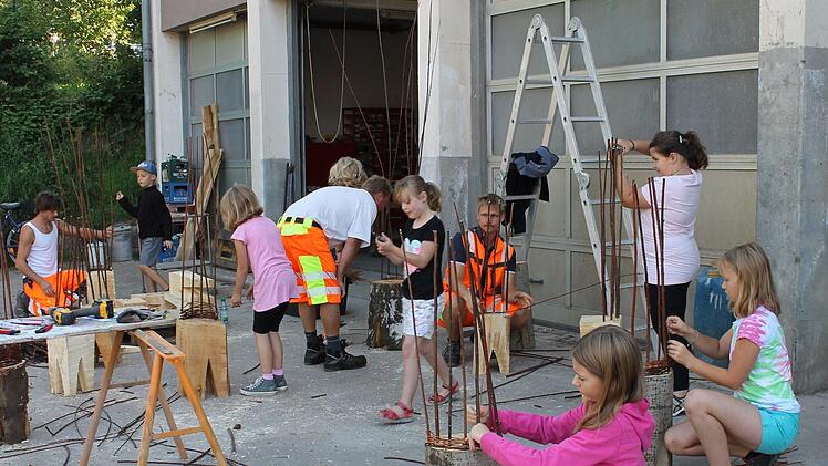 Im Eberner Bauhof herrschte am Dienstag emsiges Gewusel. Angeleitet von Bauhofmitarbeitern fertigten die Kinder Gartenstühle aus Weidengeflecht. Foto: Janina Reuter