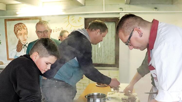 In der K&uuml;che wurde schwer gearbeitet. Fotos: privat