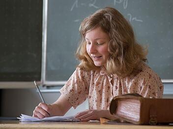 Im neuen Klassenzimmerst&uuml;ck des Landestheaters spielt Annetta Chiantone die Rolle der Louise Jacobson, die als "die franz&ouml;sische Anne Frank" bezeichnet wird. Das St&uuml;ck feierte im Gymnasium Alexandrinum Premiere.Foto: Sylvain Guillot