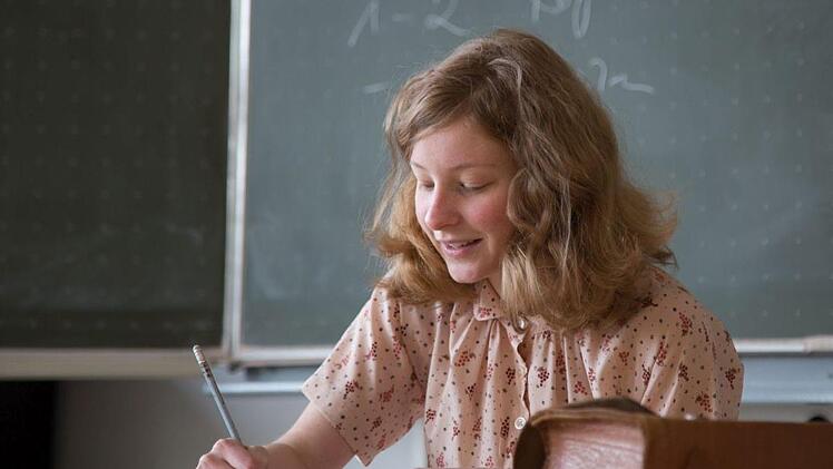 Im neuen Klassenzimmerst&uuml;ck des Landestheaters spielt Annetta Chiantone die Rolle der Louise Jacobson, die als "die franz&ouml;sische Anne Frank" bezeichnet wird. Das St&uuml;ck feierte im Gymnasium Alexandrinum Premiere.Foto: Sylvain Guillot