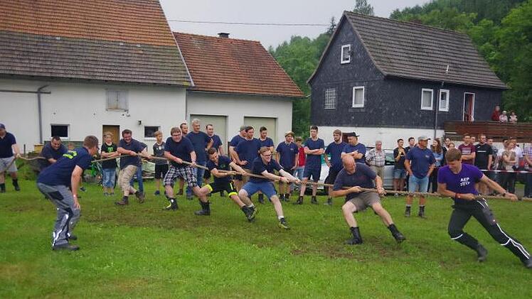 Die Seilwinden" der FFW Stockheim (links) legten sich ins Zeug und schlugen sich wacker. Foto: Heike Sch&uuml;lein