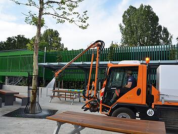 400 Liter "trinkt" die Platane auf dem Imbissplatz an der Schütt in einem Gießgang.