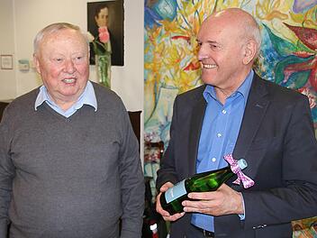 Baldur Kolb (links), Organisator des  Erzählcafés im Seniorenzentrum Sankt Elisabeth, war vor Jahrzehnten  Lateinlehrer von Thomas Habermann, dem heutigen Landrat des  Rhön-Grabfeld-Kreises.Dieter Britz     --