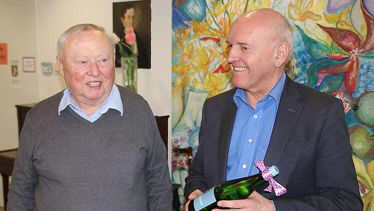 Baldur Kolb (links), Organisator des  Erzählcafés im Seniorenzentrum Sankt Elisabeth, war vor Jahrzehnten  Lateinlehrer von Thomas Habermann, dem heutigen Landrat des  Rhön-Grabfeld-Kreises.Dieter Britz     --