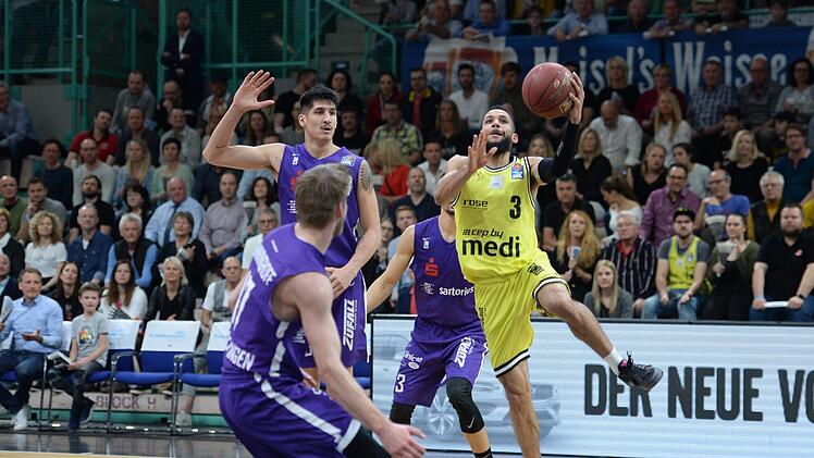 Kassius Robertson setzt zum Korbleger an. Foto: Peter Mularczyk