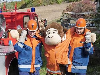 Mit dem Affen "Joe" hatten die Betreuer eine &Uuml;bungsfigur ausgesucht, die in ihrer Gr&ouml;&szlig;e so manche Jugendfeuerwehrleute &uuml;berragte. Mit der Drehleiter wurde "Joe" vom Scheunendach "gerettet".  Foto: Christian Licha