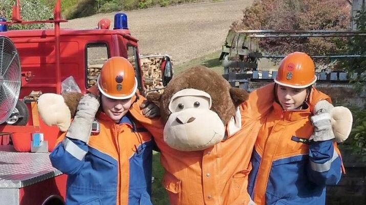 Mit dem Affen "Joe" hatten die Betreuer eine &Uuml;bungsfigur ausgesucht, die in ihrer Gr&ouml;&szlig;e so manche Jugendfeuerwehrleute &uuml;berragte. Mit der Drehleiter wurde "Joe" vom Scheunendach "gerettet".  Foto: Christian Licha