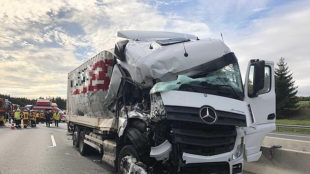 Ein Unfall mit einem Lkw verursachte auf der auf der A9 zwischen Gefrees und M&uuml;nchberg-S&uuml;d zeitweise eine Vollsperrung. Foto: News5/Fricke