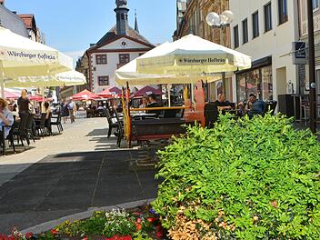 Ab Montag dürfen Gastronomen nicht nur die Außen-, sondern auch die Innenbereiche bewirten. Foto: Peter Rauch.