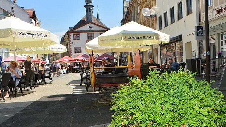 Ab Montag dürfen Gastronomen nicht nur die Außen-, sondern auch die Innenbereiche bewirten. Foto: Peter Rauch.