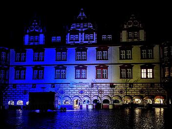 Ein Zeichen der Solidarität: das Stadthaus in Coburg - angestrahlt in blau und gelb, den Nationalfarben der Ukraine.Foto: Jochen Berger