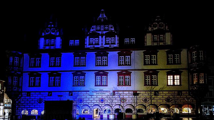Ein Zeichen der Solidarität: das Stadthaus in Coburg - angestrahlt in blau und gelb, den Nationalfarben der Ukraine.Foto: Jochen Berger