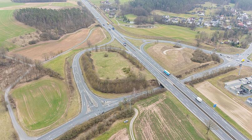 Schwerer Unfall auf der A70 bei Neudrossenfeld: Transporter kracht in Lkw