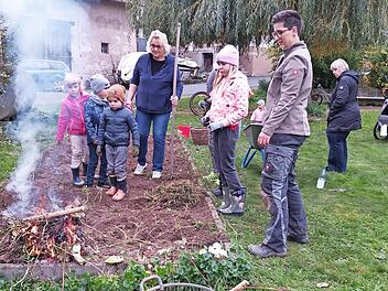 Die Kartoffeln garen schon im Feuer