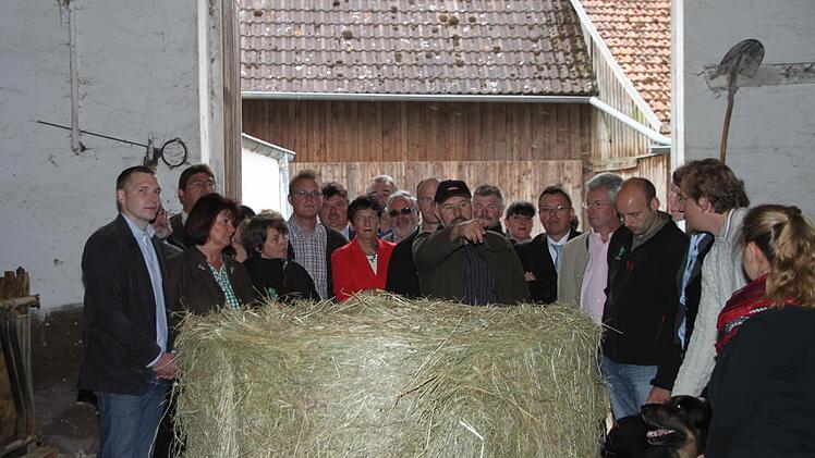 Senior-Chef Helmut Erlmann (Mitte) bei der Führung.