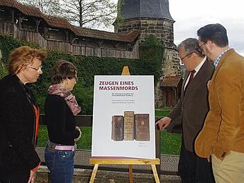 Gästeführerin Christa Franz, Kerstin Löw, Leiterin des Kronacher Tourismus- und Veranstaltungsbetriebs, Bezirksheimatpfleger Günter Dippold und Museologe Alexander Süß (v. l.) vor dem Hexenturm Foto: Schülein