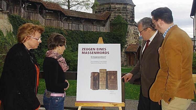 Gästeführerin Christa Franz, Kerstin Löw, Leiterin des Kronacher Tourismus- und Veranstaltungsbetriebs, Bezirksheimatpfleger Günter Dippold und Museologe Alexander Süß (v. l.) vor dem Hexenturm Foto: Schülein
