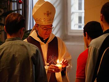 Jedem der jungen Gottesdienstbesucher hat Erzbischof Ludwig Schick eine Kerze und eine kleine Krippe geschenkt. Fotos: Matthias Hoch