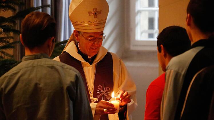 Jedem der jungen Gottesdienstbesucher hat Erzbischof Ludwig Schick eine Kerze und eine kleine Krippe geschenkt. Fotos: Matthias Hoch