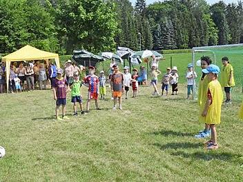 Schon stehen die Kinder zum Fußballspiel bereit, als Pfarrer Hans-Michael Dinkel den Anstoß vornimmt und Bürgermeister Rainer Detsch den ersten Schuss ins Tornetz setzt.  Foto: K.- H. Hofmann