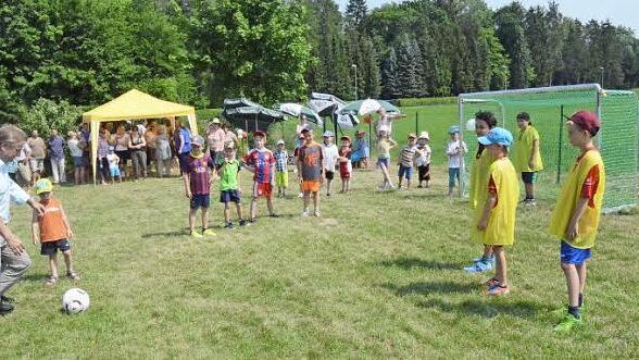 Schon stehen die Kinder zum Fußballspiel bereit, als Pfarrer Hans-Michael Dinkel den Anstoß vornimmt und Bürgermeister Rainer Detsch den ersten Schuss ins Tornetz setzt.  Foto: K.- H. Hofmann
