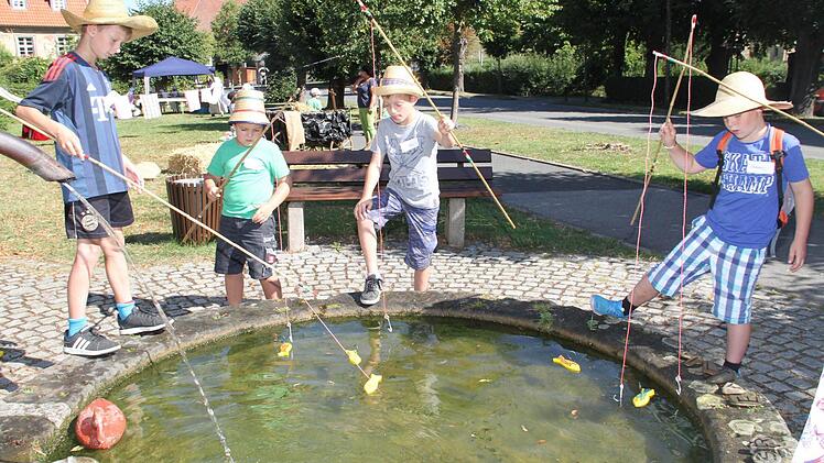 Angeln für das Festmahl des Abtes   Foto: Gerda Völk