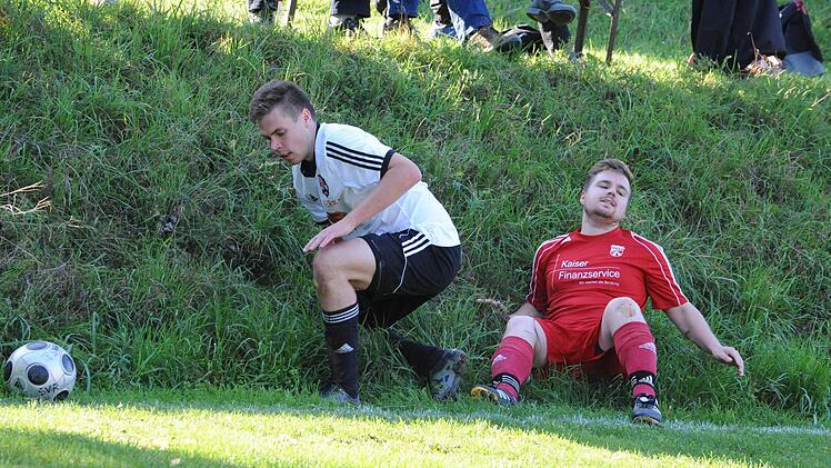 Szene aus dem Spiel des TSV Rothhausen/Thundorf (weiße Trikots) gegen den TSV Maßbach (1:1). Foto: Hopf