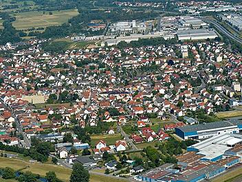 Das Luftbild zeigt: Es gibt durchaus Möglichkeiten der Nachverdichtung in Hallstadt. Fotos: Ronald Rinklef