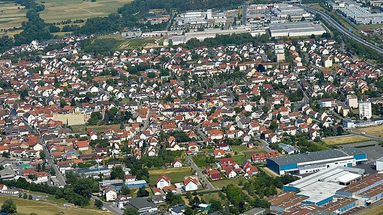 Das Luftbild zeigt: Es gibt durchaus Möglichkeiten der Nachverdichtung in Hallstadt. Fotos: Ronald Rinklef