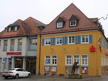 Seit 160 Jahren prägt die Kreissparkasse die Höchstadter Innenstadt mit. Sollte der Sitz nach Erlangen verlegt werden, würden wohl auch Arbeitsplätze verlagert.  Foto: Andreas Dorsch