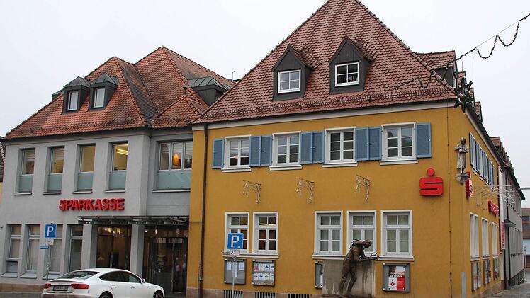 Seit 160 Jahren prägt die Kreissparkasse die Höchstadter Innenstadt mit. Sollte der Sitz nach Erlangen verlegt werden, würden wohl auch Arbeitsplätze verlagert.  Foto: Andreas Dorsch
