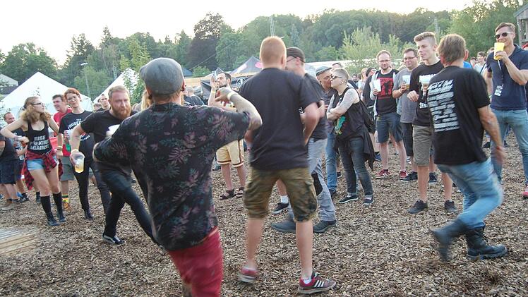 Ausgelassene und feierfreudige Pogo-Stimmung war angesagt. Vor gesundheitlichen Schäden schützten jede Menge Hackschnitzel, die auf dem Boden verteilt worden waren. Foto: Rolf Krebs