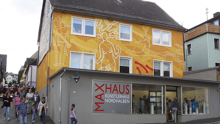 Die Außenfassade des "Maxhauses" wurde von den Künstlern geplant.  Foto: Michael Wunder