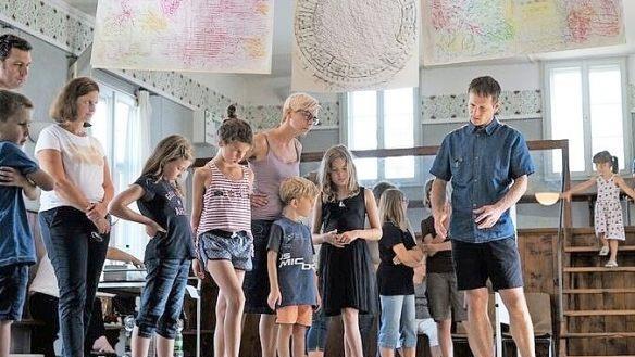 Mit Zeichenblock und Kamera hatten die Kinder ihre Gemeinde erkundet und schauten sich später die zusammengetragenen Ergebnisse gemeinsam an. Foto: Teresa Borek