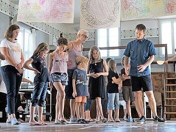 Mit Zeichenblock und Kamera hatten die Kinder ihre Gemeinde erkundet und schauten sich später die zusammengetragenen Ergebnisse gemeinsam an. Foto: Teresa Borek