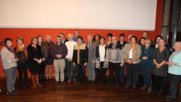 Die Ehrenamtskarte in Blau bekamen diese Ehrenamtlichen. Foto: Desombre