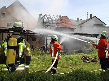 Zahlreiche Feuerwehrleute waren im Juni 2017 bei dem Brand in Hutschdorf viele Stunden im Einsatz.Archiv/Andreas Schmitt