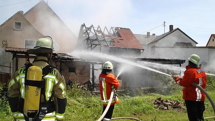 Zahlreiche Feuerwehrleute waren im Juni 2017 bei dem Brand in Hutschdorf viele Stunden im Einsatz.Archiv/Andreas Schmitt