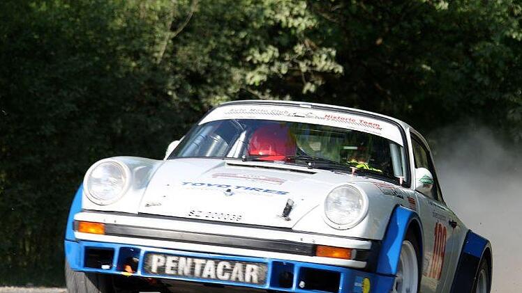 Die Eidgenossen Daniele und Alessandro Gatani avanchierten in ihrem fliegenden Porsche 911 SC schnell zu Publikumslieblingen.Karlheinz Franz
