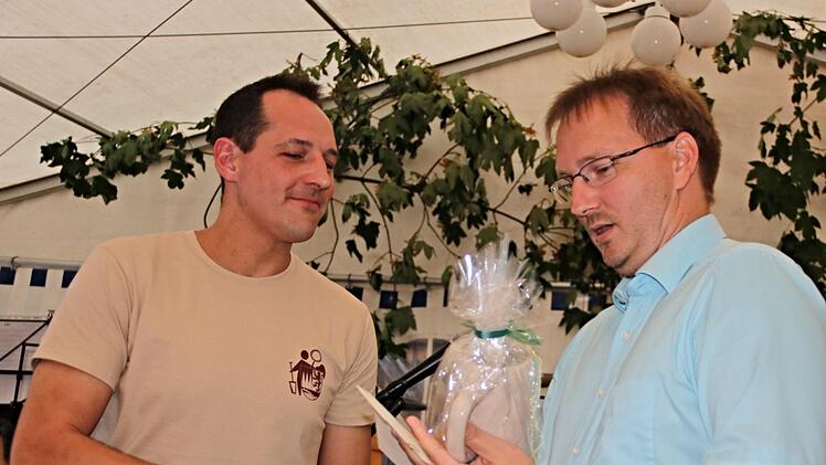 Bürgermeister Wolfram Thein (rechts) übergibt nach seiner Rede an Vorsitzenden Martin Schramm ein Präsent.