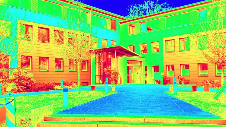 Das Landratsamt Forchheim im Fokus der Wärmebild-Kamera. Blau signalisiert kalte Stellen, rot die gut gedämmten warmen Bereiche.  Foto: Hofbauer
