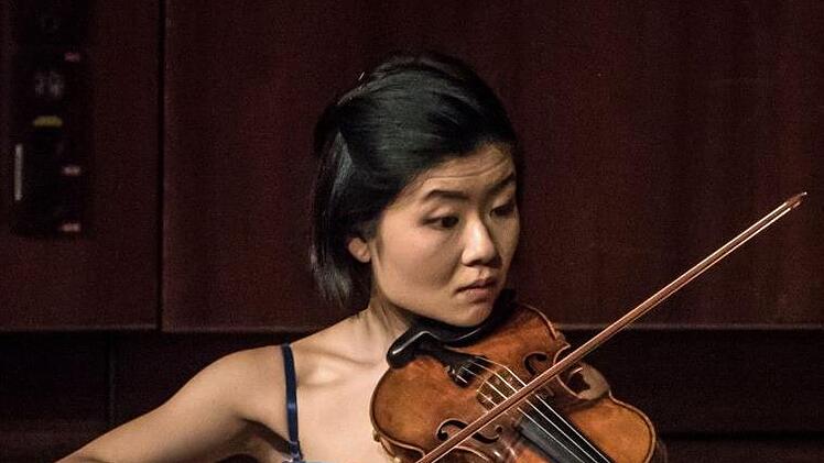 Die Geigerin Mayumi Kanagawa  und der Pianist  Ido Ramot beeindruckten bei ihrem Duoabend im Coburger Kongresshaus.Foto: Jochen Berger
