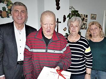 Jubilar Karl Jack mit (von links) Bürgermeister Siegfried Decker, Lebenspartnerin Ingeborg Straubinger und Schwiegertochter Susanne Straubinger  Foto: Werner Reißaus